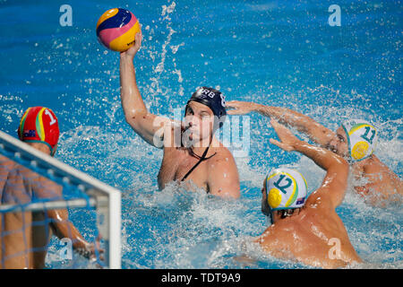 Belgrad, Serbien. Juni, 2019 18. Serbiens Mailand Aleksic (C) konkurriert bei der FINA Wasserball superfinals Group Phase Match zwischen Australien und Serbien in Belgrad, Serbien, am 18. Juni 2019. Credit: Predrag Milosavljevic/Xinhua/Alamy leben Nachrichten Stockfoto