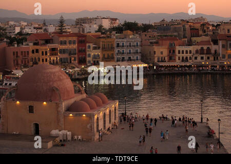 Chania. 17 Juni, 2019. Foto am 17. Juni 2019 zeigt den Blick auf den alten Hafen von Chania auf der Insel Kreta, Griechenland. Chania ist eine Hafenstadt auf Kreta mit reiche Geschichte Reliquien und eine wunderschöne Aussicht. Credit: Marios Lolos/Xinhua/Alamy leben Nachrichten Stockfoto