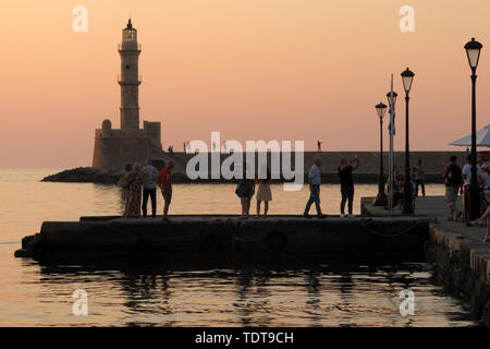 Chania. 17 Juni, 2019. Foto am 17. Juni 2019 zeigt den Blick auf den alten Hafen von Chania auf der Insel Kreta, Griechenland. Chania ist eine Hafenstadt auf Kreta mit reiche Geschichte Reliquien und eine wunderschöne Aussicht. Credit: Marios Lolos/Xinhua/Alamy leben Nachrichten Stockfoto