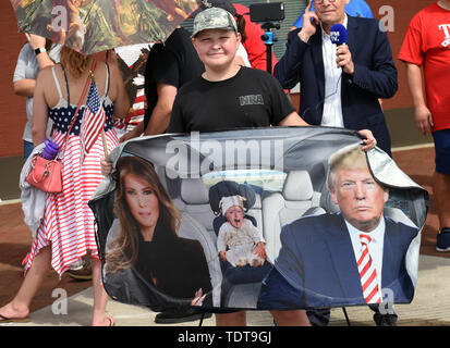 Orlando, Florida, USA. Juni, 2019 18. Ein Junge wirft beim Warten in der Schlange für US-Präsident Donald Trump, Amerika wieder einmal Super Rally an den Amway Center am 18. Juni 2019 in Orlando, Florida. Dies ist die Auftaktveranstaltung der Kampagne "Trumpf für die Wiederwahl im Jahr 2020. Credit: Paul Hennessy/Alamy leben Nachrichten Stockfoto