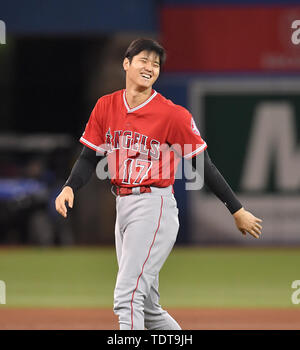 Toronto, Kanada. 17 Juni, 2019. Los Angeles Angels' Shohei Ohtani feiert nach dem Gewinn der Major League Baseball Spiel gegen die Toronto Blue Jays in der Rogers Centre in Toronto, Kanada, 17. Juni 2019. Quelle: LBA/Alamy leben Nachrichten Stockfoto