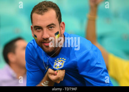 Salvador, Brasilien. 18. Juni 2019, Arena Fonte Nova, Salvador, Bahia, Brasilien; Copa America Football Finale Brasilien gegen Venezuela; Fan von Brasil Küsse sein Shirt Abzeichen Credit: Aktion Plus Sport Bilder/Alamy leben Nachrichten Stockfoto