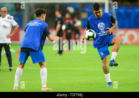 Salvador, Brasilien. 18. Juni 2019, Arena Fonte Nova, Salvador, Bahia, Brasilien; Copa America Football Finale Brasilien gegen Venezuela; Roberto Firmino und Philippe Coutinho von Brasilien warm up Credit: Aktion Plus Sport Bilder/Alamy leben Nachrichten Stockfoto