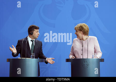Peking, Deutschland. Juni, 2019 18. Die deutsche Bundeskanzlerin Angela Merkel (R) und der Besuch der Ukrainische Präsident Wladimir Zelensky auf einer Pressekonferenz in Berlin, Deutschland, 18. Juni 2019 teilnehmen. Credit: Wang Qing/Xinhua/Alamy leben Nachrichten Stockfoto