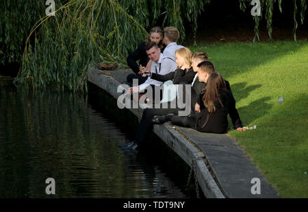 Cambridge, Cambridgeshire, Großbritannien. Juni, 2019 18. Studierende sind in den Strahlen der Sonne am frühen Morgen nach dem Ende ihrer Universität Prüfungen und die Teilnahme an der Trinity kann Kugel, Cambridge, Cambridgeshire, am 18. Juni 2019 gefangen. Credit: Paul Marriott/Alamy leben Nachrichten Stockfoto