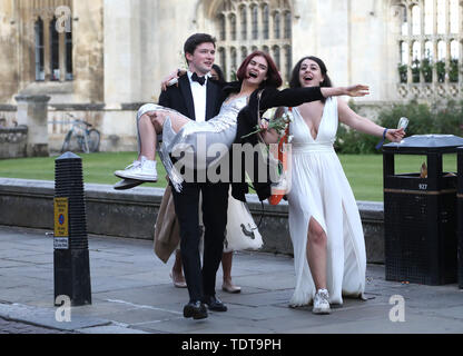 Cambridge, Cambridgeshire, Großbritannien. Juni, 2019 18. Studenten machen sich auf den Weg nach Hause in den frühen Morgenstunden nach feiert das Ende ihrer Prüfungen und die Teilnahme an der Trinity kann Kugel, Cambridge, Cambridgeshire, am 18. Juni 2019. Credit: Paul Marriott/Alamy leben Nachrichten Stockfoto