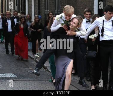 Cambridge, Cambridgeshire, Großbritannien. Juni, 2019 18. Studenten machen sich auf den Weg nach Hause in den frühen Morgenstunden nach feiert das Ende ihrer Prüfungen und die Teilnahme an der Trinity kann Kugel, Cambridge, Cambridgeshire, am 18. Juni 2019. Credit: Paul Marriott/Alamy leben Nachrichten Stockfoto