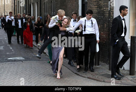 Cambridge, Cambridgeshire, Großbritannien. Juni, 2019 18. Studenten machen sich auf den Weg nach Hause in den frühen Morgenstunden nach feiert das Ende ihrer Prüfungen und die Teilnahme an der Trinity kann Kugel, Cambridge, Cambridgeshire, am 18. Juni 2019. Credit: Paul Marriott/Alamy leben Nachrichten Stockfoto