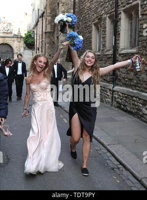 Cambridge, Cambridgeshire, Großbritannien. Juni, 2019 18. Studenten machen sich auf den Weg nach Hause in den frühen Morgenstunden nach feiert das Ende ihrer Prüfungen und die Teilnahme an der Trinity kann Kugel, Cambridge, Cambridgeshire, am 18. Juni 2019. Credit: Paul Marriott/Alamy leben Nachrichten Stockfoto