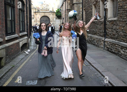 Cambridge, Cambridgeshire, Großbritannien. Juni, 2019 18. Studenten machen sich auf den Weg nach Hause in den frühen Morgenstunden nach feiert das Ende ihrer Prüfungen und die Teilnahme an der Trinity kann Kugel, Cambridge, Cambridgeshire, am 18. Juni 2019. Credit: Paul Marriott/Alamy leben Nachrichten Stockfoto