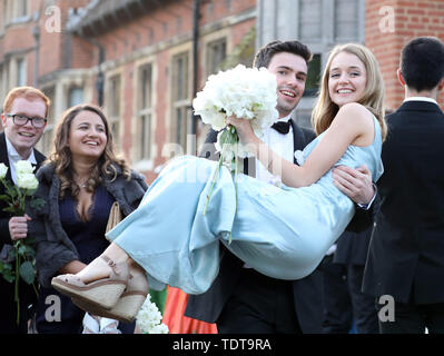 Cambridge, Cambridgeshire, Großbritannien. Juni, 2019 18. Studenten machen sich auf den Weg nach Hause in den frühen Morgenstunden nach feiert das Ende ihrer Prüfungen und die Teilnahme an der Trinity kann Kugel, Cambridge, Cambridgeshire, am 18. Juni 2019. Credit: Paul Marriott/Alamy leben Nachrichten Stockfoto