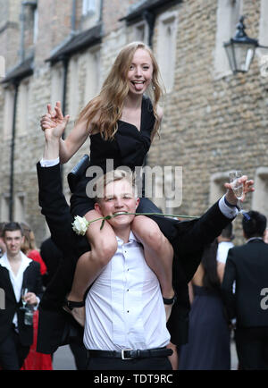 Cambridge, Cambridgeshire, Großbritannien. Juni, 2019 18. Studenten machen sich auf den Weg nach Hause in den frühen Morgenstunden nach feiert das Ende ihrer Prüfungen und die Teilnahme an der Trinity kann Kugel, Cambridge, Cambridgeshire, am 18. Juni 2019. Credit: Paul Marriott/Alamy leben Nachrichten Stockfoto