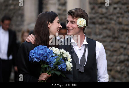 Cambridge, Cambridgeshire, Großbritannien. Juni, 2019 18. Studenten machen sich auf den Weg nach Hause in den frühen Morgenstunden nach feiert das Ende ihrer Prüfungen und die Teilnahme an der Trinity kann Kugel, Cambridge, Cambridgeshire, am 18. Juni 2019. Credit: Paul Marriott/Alamy leben Nachrichten Stockfoto