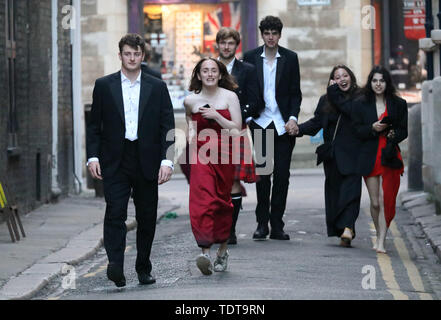 Cambridge, Cambridgeshire, Großbritannien. Juni, 2019 18. Studenten machen sich auf den Weg nach Hause in den frühen Morgenstunden nach feiert das Ende ihrer Prüfungen und die Teilnahme an der Trinity kann Kugel, Cambridge, Cambridgeshire, am 18. Juni 2019. Credit: Paul Marriott/Alamy leben Nachrichten Stockfoto