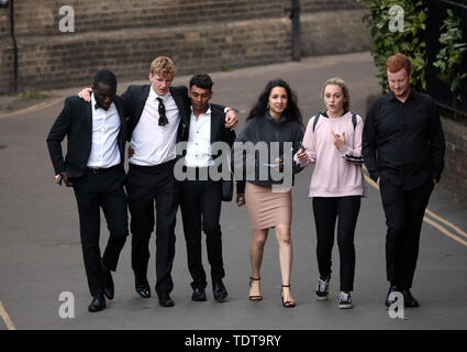 Cambridge, Cambridgeshire, Großbritannien. Juni, 2019 18. Studenten machen sich auf den Weg nach Hause in den frühen Morgenstunden nach feiert das Ende ihrer Prüfungen und die Teilnahme an der Trinity kann Kugel, Cambridge, Cambridgeshire, am 18. Juni 2019. Credit: Paul Marriott/Alamy leben Nachrichten Stockfoto