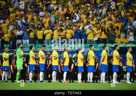 Salvador, Brasilien. Juni, 2019 18. Die brasilianischen Spieler reagieren, bevor die Gruppe ein Match zwischen Brasilien und Venezuela an der Copa America 2019 in Salvador, Brasilien, 18. Juni 2019. das Match mit 0-0 endete. Credit: Xin Yuewei/Xinhua/Alamy leben Nachrichten Stockfoto