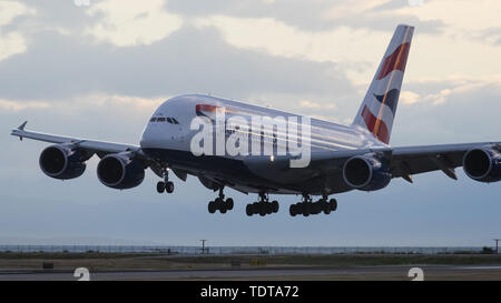 Richmond, British Columbia, Kanada. 17 Juni, 2019. Einen British Airways Airbus A 380-841 (G-XLEK) Jet Airliner landet auf Vancouver International Airport. Credit: bayne Stanley/ZUMA Draht/Alamy leben Nachrichten Stockfoto