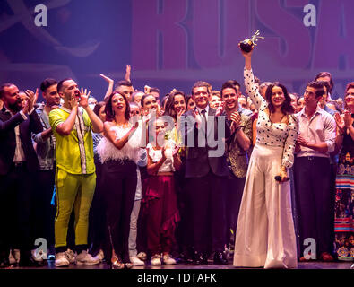 Malaga, Spanien. Juni, 2019 19. Der Sänger Rosala die Performing Arts Award'' Antonio Banderas'' erhält vom Malaga Schauspieler in der Cervantes Theater in Malaga, die von der Schule organisiert werden Esaem. Antonio Banderas, der von seiner Freundin Nicole Kimpel begleitet wurde. Nach der Vergabe der Schauspieler der junge Künstler eingeladen, um zu schlafen und in seinem Haus in Malaga Credit Speisen: Lorenzo Carnero/ZUMA Draht/Alamy leben Nachrichten Stockfoto