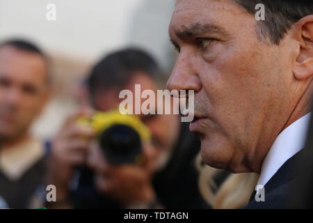 Malaga, Spanien. Juni, 2019 19. Der Sänger Rosala die Performing Arts Award'' Antonio Banderas'' erhält vom Malaga Schauspieler in der Cervantes Theater in Malaga, die von der Schule organisiert werden Esaem. Antonio Banderas, der von seiner Freundin Nicole Kimpel begleitet wurde. Nach der Vergabe der Schauspieler der junge Künstler eingeladen, um zu schlafen und in seinem Haus in Malaga Credit Speisen: Lorenzo Carnero/ZUMA Draht/Alamy leben Nachrichten Stockfoto