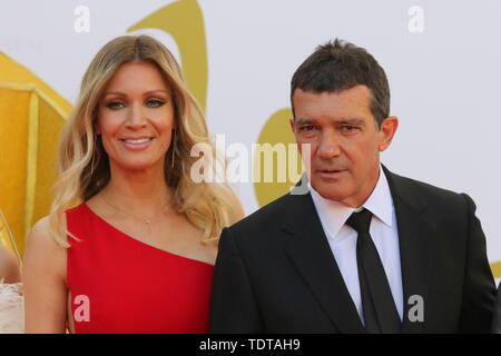 Malaga, Spanien. Juni, 2019 19. Der Sänger Rosala die Performing Arts Award'' Antonio Banderas'' erhält vom Malaga Schauspieler in der Cervantes Theater in Malaga, die von der Schule organisiert werden Esaem. Antonio Banderas, der von seiner Freundin Nicole Kimpel begleitet wurde. Nach der Vergabe der Schauspieler der junge Künstler eingeladen, um zu schlafen und in seinem Haus in Malaga Credit Speisen: Lorenzo Carnero/ZUMA Draht/Alamy leben Nachrichten Stockfoto