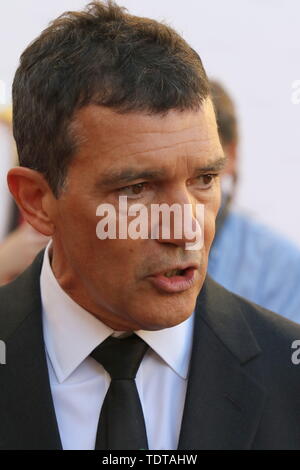 Malaga, Spanien. Juni, 2019 19. Der Sänger Rosala die Performing Arts Award'' Antonio Banderas'' erhält vom Malaga Schauspieler in der Cervantes Theater in Malaga, die von der Schule organisiert werden Esaem. Antonio Banderas, der von seiner Freundin Nicole Kimpel begleitet wurde. Nach der Vergabe der Schauspieler der junge Künstler eingeladen, um zu schlafen und in seinem Haus in Malaga Credit Speisen: Lorenzo Carnero/ZUMA Draht/Alamy leben Nachrichten Stockfoto