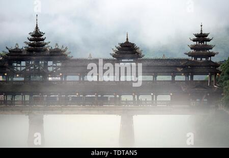 Enshi, Hubei Provinz Chinas. Juni, 2019 19. Menschen gehen auf Fengyu Brücke in der Tujia und Miao Enshi Autonomen Präfektur, die Zentrale China Provinz Hubei, 19. Juni 2019. Credit: Song Wen/Xinhua/Alamy leben Nachrichten Stockfoto