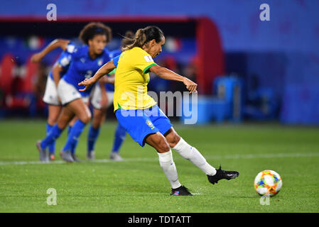 Valenciennes, Frankreich. Juni, 2019 18. Marta (Brasilien) (10) Die Strafe, 18.06.2019, Lille (Frankreich), Fußball, Wm 2019 die FIFA Frauen, Italien, Brasilien, FIFA-Bestimmungen verbieten die Verwendung von Fotografien als BILDSEQUENZEN UND/ODER QUASI-VIDEO. | Verwendung der weltweiten Kredit: dpa/Alamy leben Nachrichten Stockfoto