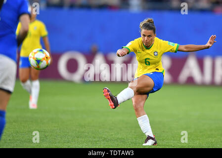 Valenciennes, Frankreich. Juni, 2019 18. Tamires (Brasilien) (6) Kreuze die Kugel, 18.06.2019, Lille (Frankreich), Fußball, Wm 2019 die FIFA Frauen, Italien, Brasilien, FIFA-Bestimmungen verbieten die Verwendung von Fotografien als BILDSEQUENZEN UND/ODER QUASI-VIDEO. | Verwendung der weltweiten Kredit: dpa/Alamy leben Nachrichten Stockfoto