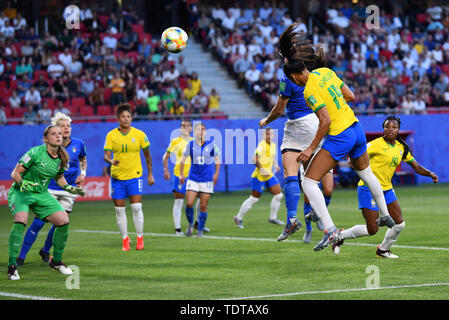 Valenciennes, Frankreich. Juni, 2019 18. Kathleen (Brasilien) (14), 18.06.2019, Lille (Frankreich), Fußball, Wm 2019 die FIFA Frauen, Italien, Brasilien, FIFA-Bestimmungen verbieten die Verwendung von Fotografien als BILDSEQUENZEN UND/ODER QUASI-VIDEO. | Verwendung der weltweiten Kredit: dpa/Alamy leben Nachrichten Stockfoto