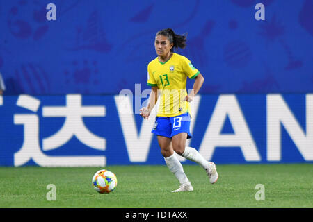 Valenciennes, Frankreich. Juni, 2019 18. Leticia Santos (Brasilien) (13) mit Kugel, 18.06.2019, Lille (Frankreich), Fußball, Wm 2019 die FIFA Frauen, Italien, Brasilien, FIFA-BESTIMMUNGEN VERBIETEN DIE VERWENDUNG DER FOTOGRAFIE ALS BILD-SEQUENZEN UND/ODER QUASI-VIDEO. | Verwendung der weltweiten Kredit: dpa/Alamy leben Nachrichten Stockfoto