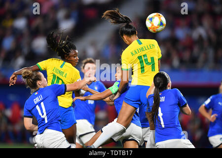 Valenciennes, Frankreich. Juni, 2019 18. Kathleen (Brasilien) (14) Kerben die Kugel, 18.06.2019, Lille (Frankreich), Fußball, Wm 2019 die FIFA Frauen, Italien, Brasilien, FIFA-BESTIMMUNGEN VERBIETEN DIE VERWENDUNG DER FOTOGRAFIE ALS BILD-SEQUENZEN UND/ODER QUASI VIDEO, | Verwendung der weltweiten Kredit: dpa/Alamy leben Nachrichten Stockfoto