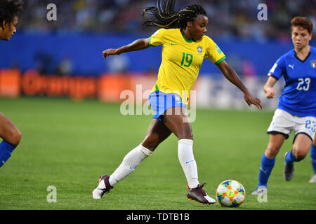 Valenciennes, Frankreich. Juni, 2019 18. Ludmila (Brasilien) (19) mit Kugel, 18.06.2019, Lille (Frankreich), Fußball, Wm 2019 die FIFA Frauen, Italien, Brasilien, FIFA-BESTIMMUNGEN VERBIETEN DIE VERWENDUNG DER FOTOGRAFIE ALS BILD-SEQUENZEN UND/ODER QUASI-VIDEO. | Verwendung der weltweiten Kredit: dpa/Alamy leben Nachrichten Stockfoto