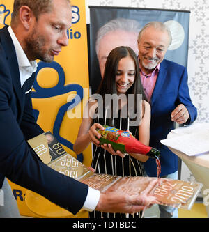 Tschechische Sänger Karel Gott gibt ein Interview mit der tschechischen Nachrichtenagentur (CTK), und, zusammen mit seiner Tochter Charlotte Ella Gott, seine goldene Scheiben Zusammenstellung in Prag, Tschechische Republik, am 18. Juni 2019. Gott, der seinen 80. Geburtstag wird am 14. Juli feiern, hat die erfolgreichsten männlichen Sänger in der Tschechoslowakei und Tschechien berücksichtigt. Abgesehen von seiner Heimat, Gott hat viele Fans in Deutschland. Er hat die Tschechische Nachtigall jährliche Music Award 42 Mal gewonnen. Er hat ein Popsänger seit mehr als 60 Jahren. (CTK Photo/Ondrej Deml) Stockfoto