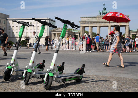 Berlin, Deutschland. Juni, 2019 19. E-pedal Roller von der US-amerikanischen Firma Kalk stehen vor dem Brandenburger Tor. Quelle: Wolfgang Kumm/dpa/Alamy leben Nachrichten Stockfoto