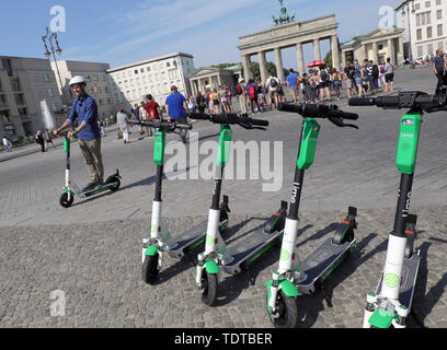 Berlin, Deutschland. Juni, 2019 19. Ein Mann fährt hinter dem Brandenburger Tor mit einem elektrischen Pedal Roller von der US-Firma Kalk. Quelle: Wolfgang Kumm/dpa/Alamy leben Nachrichten Stockfoto