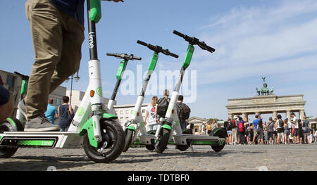 Berlin, Deutschland. Juni, 2019 19. Ein Mann fährt hinter dem Brandenburger Tor mit einem elektrischen Pedal Roller von der US-Firma Kalk. Quelle: Wolfgang Kumm/dpa/Alamy leben Nachrichten Stockfoto