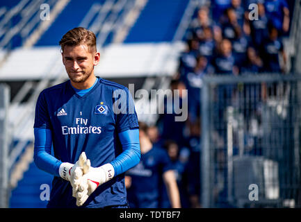 Hamburg, Deutschland. Juni, 2019 19. 2. Fussball Bundesliga, Ausbildung kick-off Hamburger SV. Hamburg Torwart Julian Pollersbeck betritt den Trainingsplatz mit seinen Mannschaftskameraden. Quelle: Axel Heimken/dpa - WICHTIGER HINWEIS: In Übereinstimmung mit den Anforderungen der DFL Deutsche Fußball Liga oder der DFB Deutscher Fußball-Bund ist es untersagt, zu verwenden oder verwendet Fotos im Stadion und/oder das Spiel in Form von Bildern und/oder Videos - wie Foto Sequenzen getroffen haben./dpa/Alamy leben Nachrichten Stockfoto