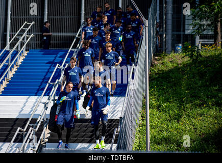 Hamburg, Deutschland. Juni, 2019 19. 2. Fussball Bundesliga, Ausbildung kick-off Hamburger SV. Der Hamburger Spieler betreten das Trainingsgelände. Quelle: Axel Heimken/dpa - WICHTIGER HINWEIS: In Übereinstimmung mit den Anforderungen der DFL Deutsche Fußball Liga oder der DFB Deutscher Fußball-Bund ist es untersagt, zu verwenden oder verwendet Fotos im Stadion und/oder das Spiel in Form von Bildern und/oder Videos - wie Foto Sequenzen getroffen haben./dpa/Alamy leben Nachrichten Stockfoto