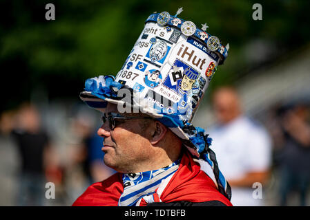 Hamburg, Deutschland. Juni, 2019 19. 2. Fussball Bundesliga, Ausbildung kick-off Hamburger SV. HSV-fan stellt die Ausbildung der Mannschaft. Quelle: Axel Heimken/dpa - WICHTIGER HINWEIS: In Übereinstimmung mit den Anforderungen der DFL Deutsche Fußball Liga oder der DFB Deutscher Fußball-Bund ist es untersagt, zu verwenden oder verwendet Fotos im Stadion und/oder das Spiel in Form von Bildern und/oder Videos - wie Foto Sequenzen getroffen haben./dpa/Alamy leben Nachrichten Stockfoto