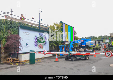 Wimbledon London, UK. Juni, 2019 19. Vorbereitungen am (AELTC) All England Lawn Tennis Club für die Wimbledon Championships 2019 Credit: Amer ghazzal/Alamy leben Nachrichten Stockfoto