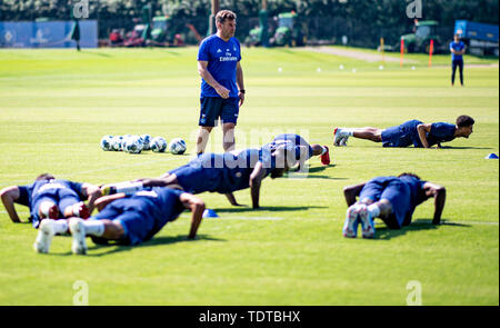 Hamburg, Deutschland. Juni, 2019 19. 2. Fussball Bundesliga, Ausbildung kick-off Hamburger SV. Hamburg Trainer Dieter Hecking Trainer seine Spieler im Training beginnen. Quelle: Axel Heimken/dpa - WICHTIGER HINWEIS: In Übereinstimmung mit den Anforderungen der DFL Deutsche Fußball Liga oder der DFB Deutscher Fußball-Bund ist es untersagt, zu verwenden oder verwendet Fotos im Stadion und/oder das Spiel in Form von Bildern und/oder Videos - wie Foto Sequenzen getroffen haben./dpa/Alamy leben Nachrichten Stockfoto