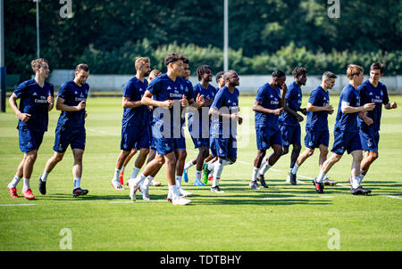 Hamburg, Deutschland. Juni, 2019 19. 2. Fussball Bundesliga, Ausbildung kick-off Hamburger SV. Der Hamburger Spieler warm up in der Ausbildung beginnen. Quelle: Axel Heimken/dpa - WICHTIGER HINWEIS: In Übereinstimmung mit den Anforderungen der DFL Deutsche Fußball Liga oder der DFB Deutscher Fußball-Bund ist es untersagt, zu verwenden oder verwendet Fotos im Stadion und/oder das Spiel in Form von Bildern und/oder Videos - wie Foto Sequenzen getroffen haben./dpa/Alamy leben Nachrichten Stockfoto