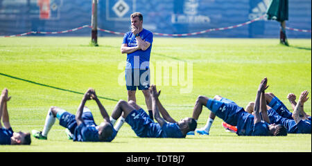 Hamburg, Deutschland. Juni, 2019 19. 2. Fussball Bundesliga, Ausbildung kick-off Hamburger SV. Hamburg Trainer Dieter Hecking beobachtet seine Spieler im Training beginnen. Quelle: Axel Heimken/dpa - WICHTIGER HINWEIS: In Übereinstimmung mit den Anforderungen der DFL Deutsche Fußball Liga oder der DFB Deutscher Fußball-Bund ist es untersagt, zu verwenden oder verwendet Fotos im Stadion und/oder das Spiel in Form von Bildern und/oder Videos - wie Foto Sequenzen getroffen haben./dpa/Alamy leben Nachrichten Stockfoto