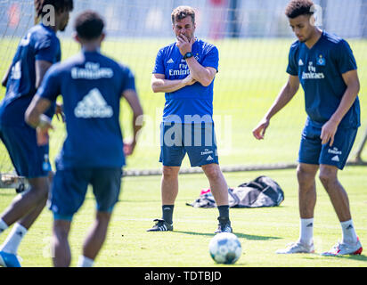 Hamburg, Deutschland. Juni, 2019 19. 2. Fussball Bundesliga, Ausbildung kick-off Hamburger SV. Hamburg Trainer Dieter Hecking beobachtet die Spieler zu Beginn der Schulung. Quelle: Axel Heimken/dpa - WICHTIGER HINWEIS: In Übereinstimmung mit den Anforderungen der DFL Deutsche Fußball Liga oder der DFB Deutscher Fußball-Bund ist es untersagt, zu verwenden oder verwendet Fotos im Stadion und/oder das Spiel in Form von Bildern und/oder Videos - wie Foto Sequenzen getroffen haben./dpa/Alamy leben Nachrichten Stockfoto