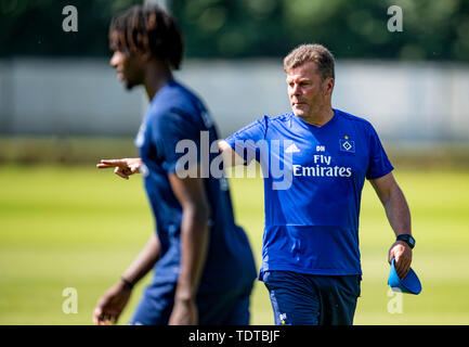 Hamburg, Deutschland. Juni, 2019 19. 2. Fussball Bundesliga, Ausbildung kick-off Hamburger SV. Hamburg Trainer Dieter Hecking Trainer seine Spieler im Training beginnen. Quelle: Axel Heimken/dpa - WICHTIGER HINWEIS: In Übereinstimmung mit den Anforderungen der DFL Deutsche Fußball Liga oder der DFB Deutscher Fußball-Bund ist es untersagt, zu verwenden oder verwendet Fotos im Stadion und/oder das Spiel in Form von Bildern und/oder Videos - wie Foto Sequenzen getroffen haben./dpa/Alamy leben Nachrichten Stockfoto