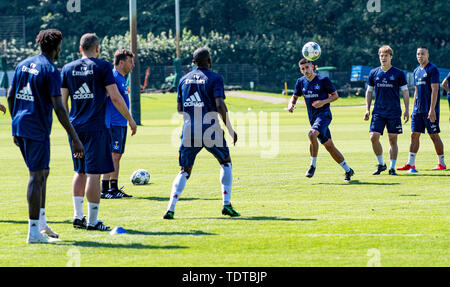 Hamburg, Deutschland. Juni, 2019 19. 2. Fussball Bundesliga, Ausbildung kick-off Hamburger SV. Der Hamburger Spieler Zug passiert an der Ausbildung starten. Quelle: Axel Heimken/dpa - WICHTIGER HINWEIS: In Übereinstimmung mit den Anforderungen der DFL Deutsche Fußball Liga oder der DFB Deutscher Fußball-Bund ist es untersagt, zu verwenden oder verwendet Fotos im Stadion und/oder das Spiel in Form von Bildern und/oder Videos - wie Foto Sequenzen getroffen haben./dpa/Alamy leben Nachrichten Stockfoto