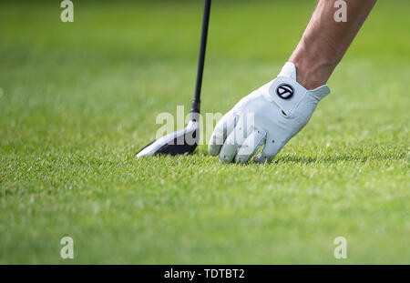 Eichenried, Deutschland. Juni, 2019 19. Golf: European Tour - International Open Pro-Am. Ein Golfspieler bereitet sich auf dem T-Stück am Pro am Turnier. Credit: Sven Hoppe/dpa/Alamy leben Nachrichten Stockfoto