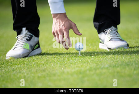 Eichenried, Deutschland. Juni, 2019 19. Golf: European Tour - International Open Pro-Am. Ein Golfspieler bereitet sich auf dem T-Stück am Pro am Turnier. Credit: Sven Hoppe/dpa/Alamy leben Nachrichten Stockfoto