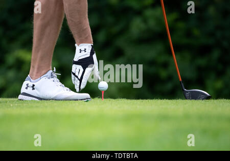 Eichenried, Deutschland. Juni, 2019 19. Golf: European Tour - International Open Pro-Am. Ein Golfspieler bereitet sich auf dem T-Stück am Pro am Turnier. Credit: Sven Hoppe/dpa/Alamy leben Nachrichten Stockfoto