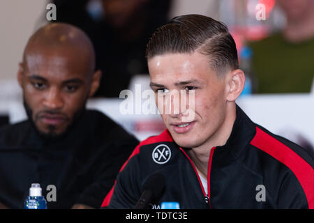 London, Großbritannien. 19 Jun, 2019. Charles Frankham (rechts) während Matchroomboxing präsentiert Conor Benn vs Jussi Koivula - WBA Continental Welterweight Championship - Pressekonferenz im Courthouse Hotel am Mittwoch, Juni 19, 2019 in London, Vereinigtes Königreich. (Nur redaktionelle Nutzung, eine Lizenz für die gewerbliche Nutzung erforderlich. Keine Verwendung in Wetten, Spiele oder einer einzelnen Verein/Liga/player Publikationen.) Credit: Taka G Wu/Alamy leben Nachrichten Stockfoto